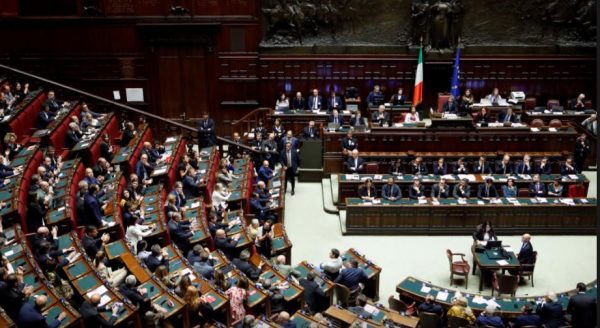 Italy to cut its members of parliament by 1/3