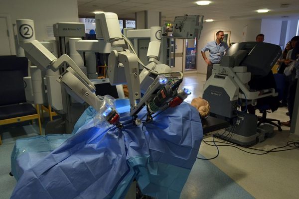 Chinese robot performs long-distance bladder surgery using 5G