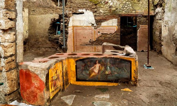 Well preserved fast food bar discovered in Pompeii