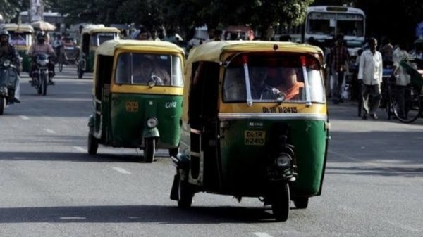 Rickshaw driver returns Rs 700 thousand to owner