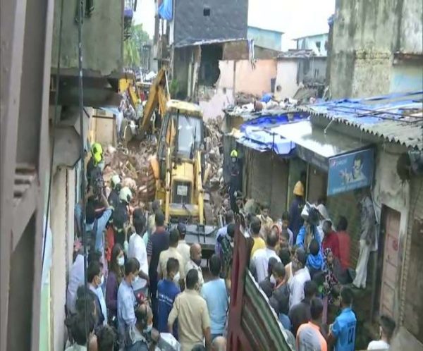 11 killed in apartment collapse in Mumbai