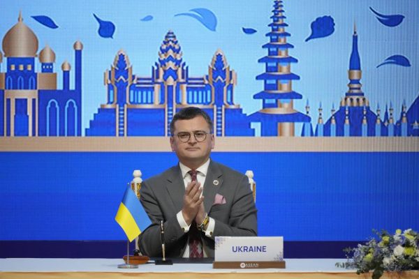 Ukraine signs peace accord to boost ties with Asia