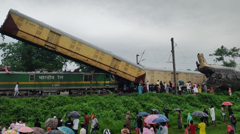 Death Toll Rises to 15 in Train Collision Near New Jalpaiguri, India
