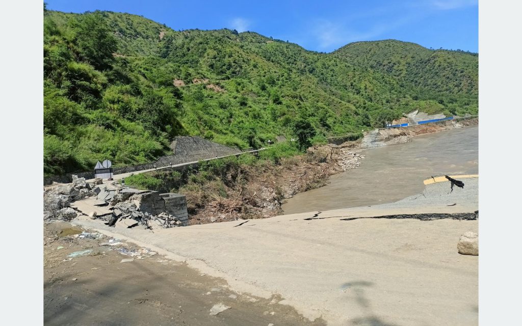 Floods and Landslides Severely Damage BP Highway, Impacting Traffic and Local Businesses