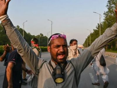 Imran Khan’s Supporters Temporarily Suspend Protests in Pakistan