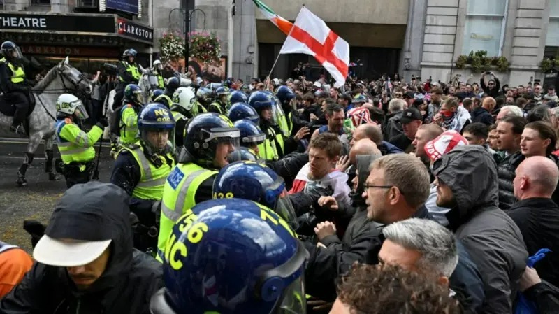 Violence erupts at Tommy Robinson’s “Unite the Kingdom” rally in London